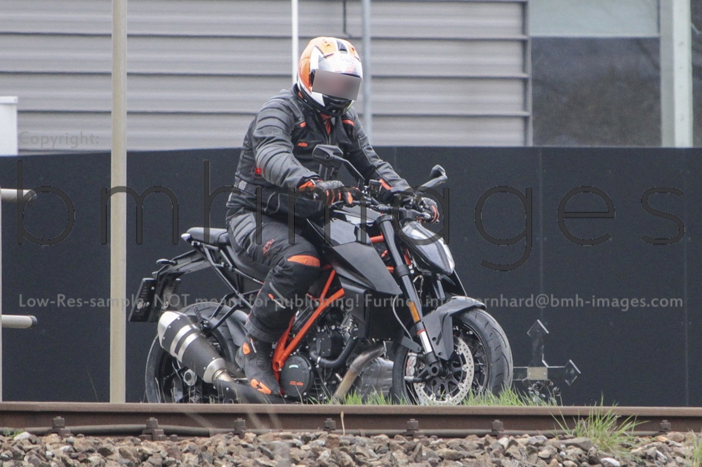 Motorok KTM 1290 Super Duke R 2017 - Bernhard M. Höhne Motorok KTM 1290 Super Duke R 2017 - Bernhard M. Höhne