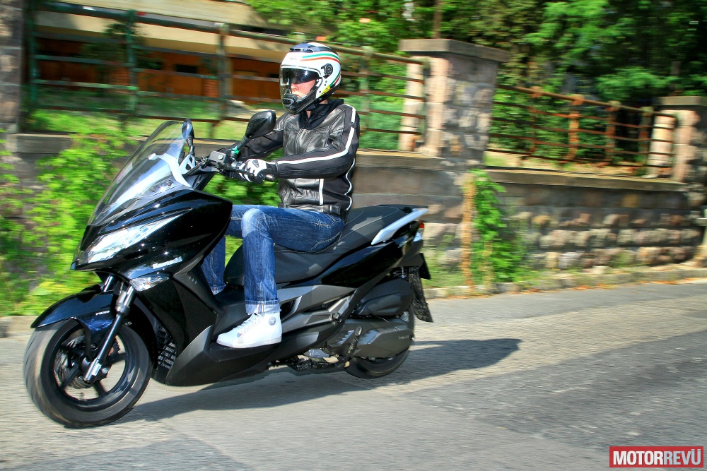 Motorok Kawasaki J300