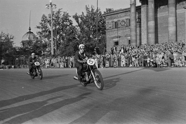 Motorok Versenymotorok a Városligetben