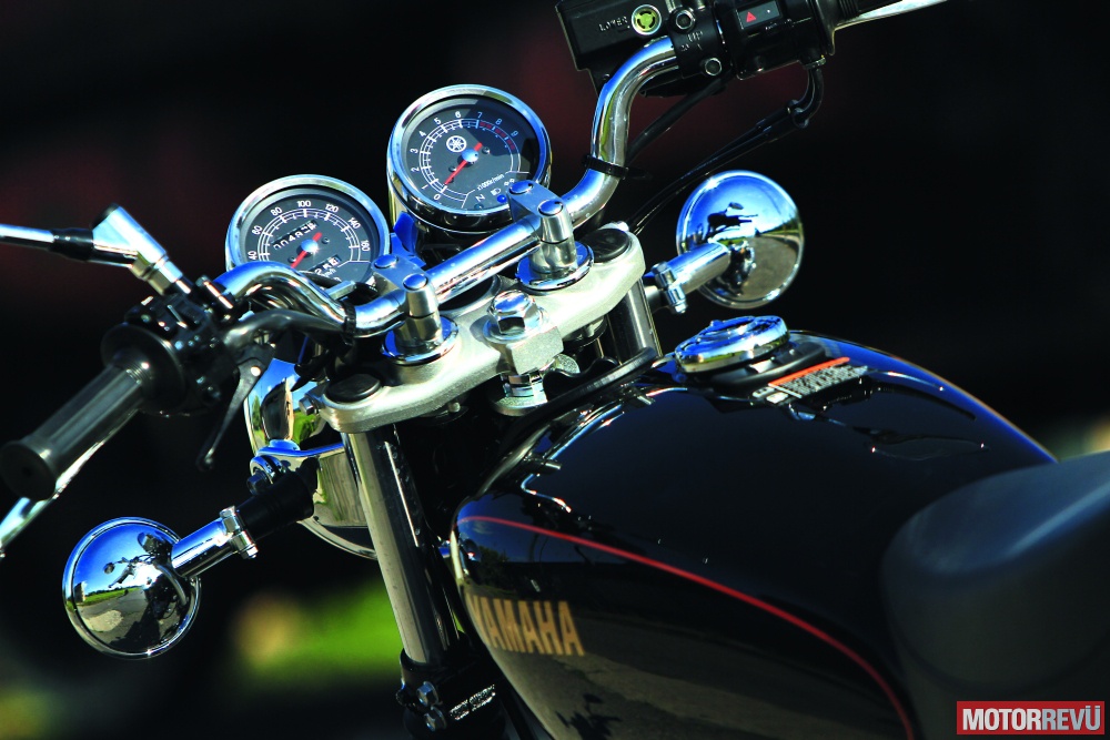 Motorok Yamaha SR400 Motorok Yamaha SR400