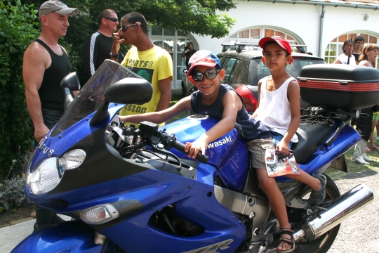 Motorrevü rendezvények Pilisi gyermekmotoroztatás
